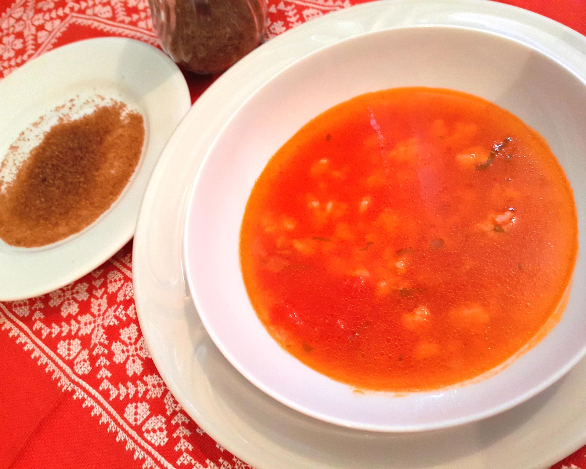 Sladká červená polievka z paradajkového pretlaku, ryža a trstinový cukor