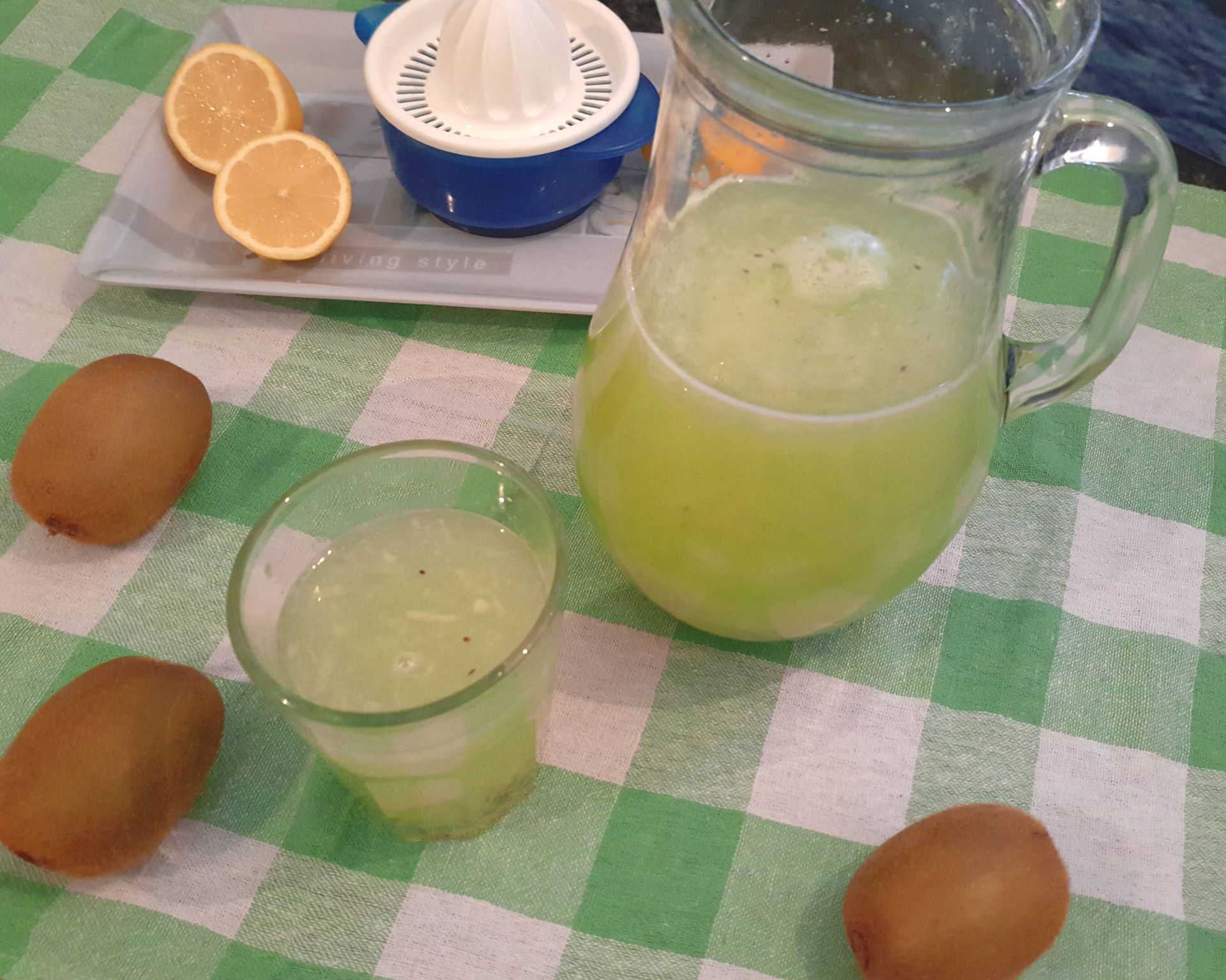 Studený letný nápoj z kiwi a citrónov. Nápoj v džbáne je zelený a sladko-kyslý.