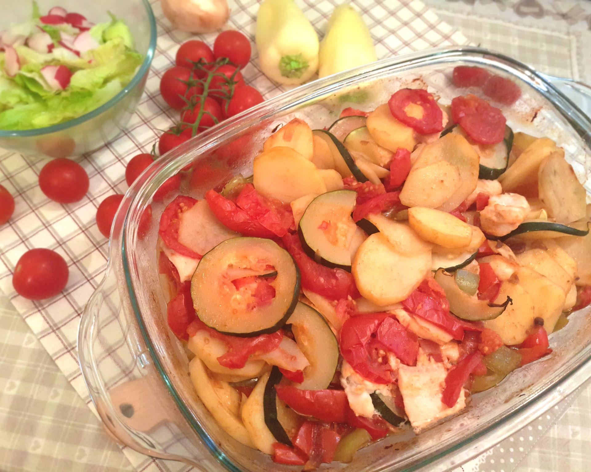 Zapekacia misa plná zeleniny-cuketa, paradajky, paprika so zemiakmi a rybou-pangasiom