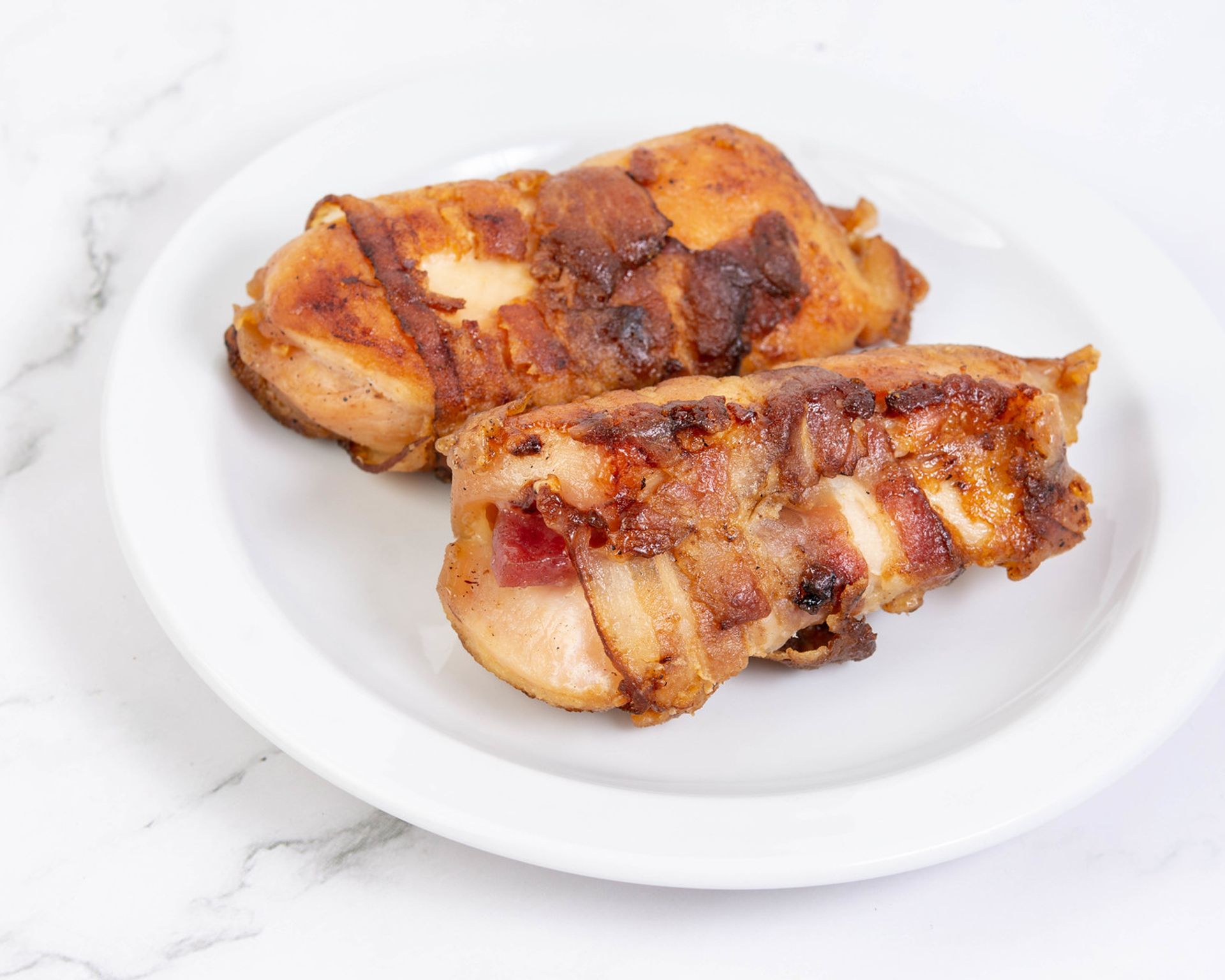 Dva kúsky mäsa obalené slaninou