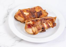 Dva kúsky mäsa obalené slaninou