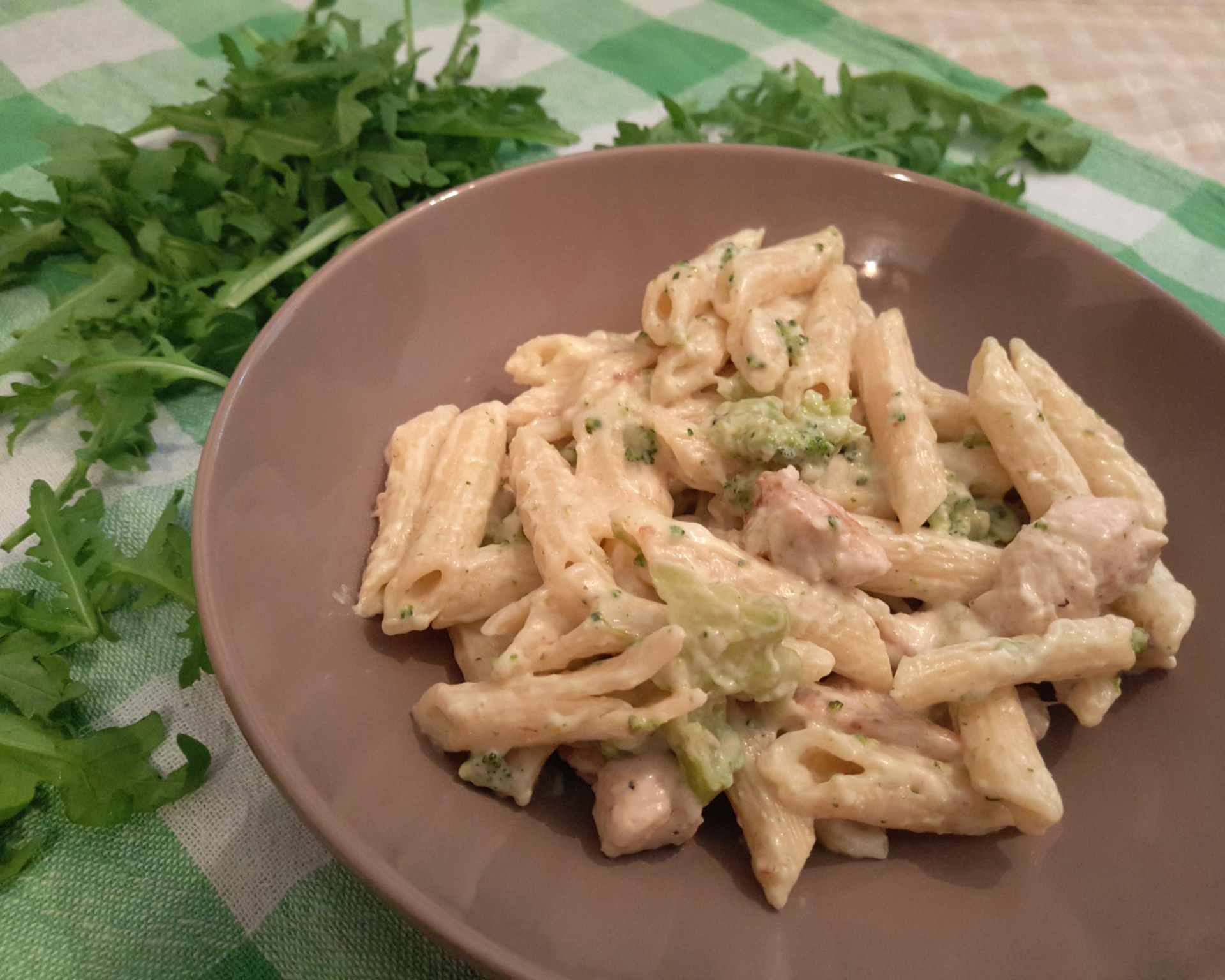 Penne so smotanovou omáčkou a kuracími prsiami, brokolica