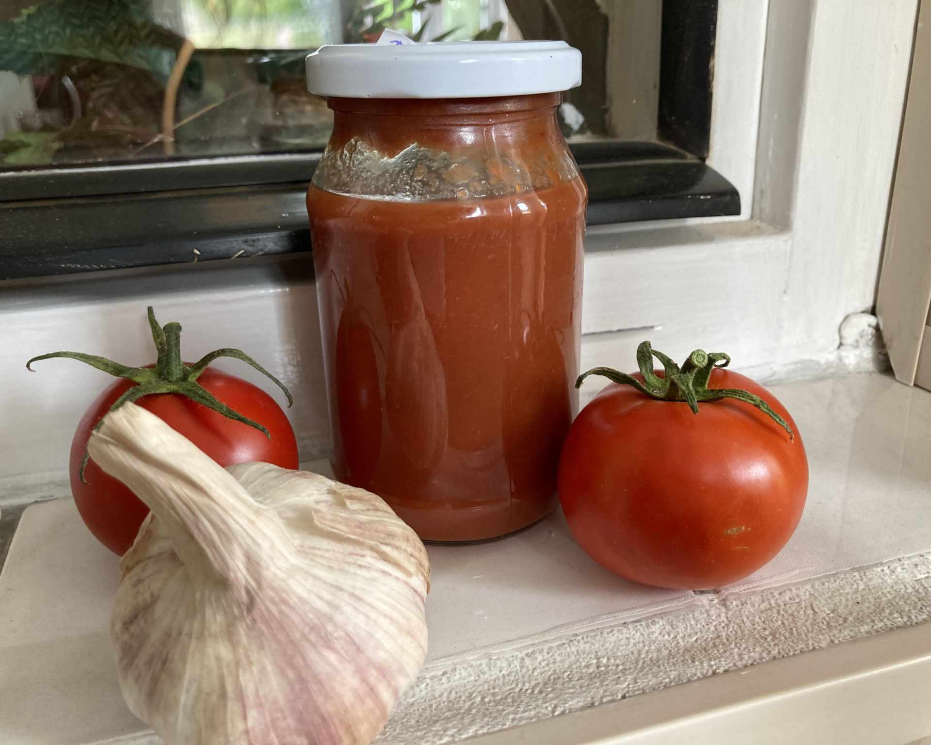 Hotová cesnakovo-paradajková zmes v pohári