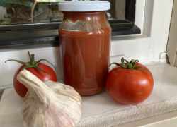 Hotová cesnakovo-paradajková zmes v pohári