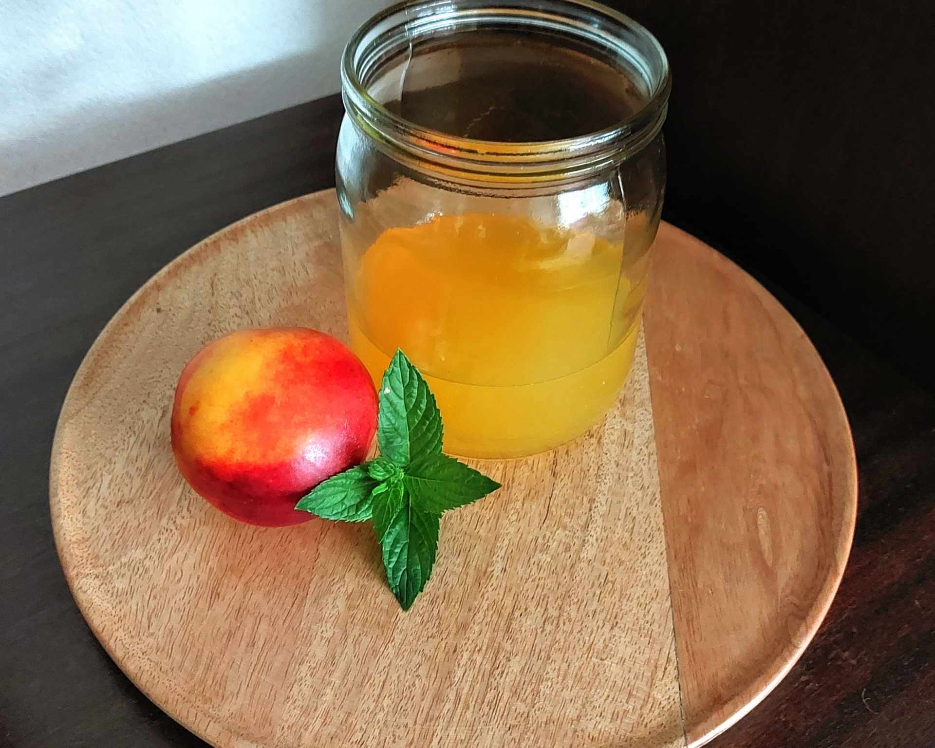 Limonáda z nektárinky v sklenenom pohári