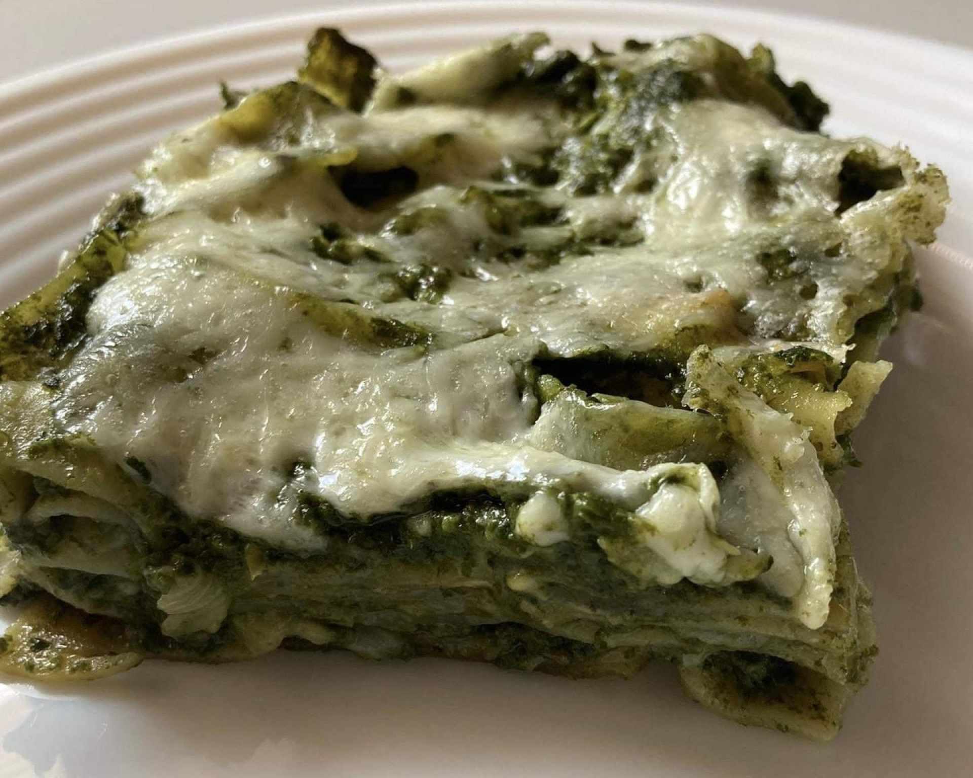 Hotové špenátové lasagne na tanieri