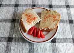 Nátierka z cesnaku, syra a masla, podávaná s paradajkou