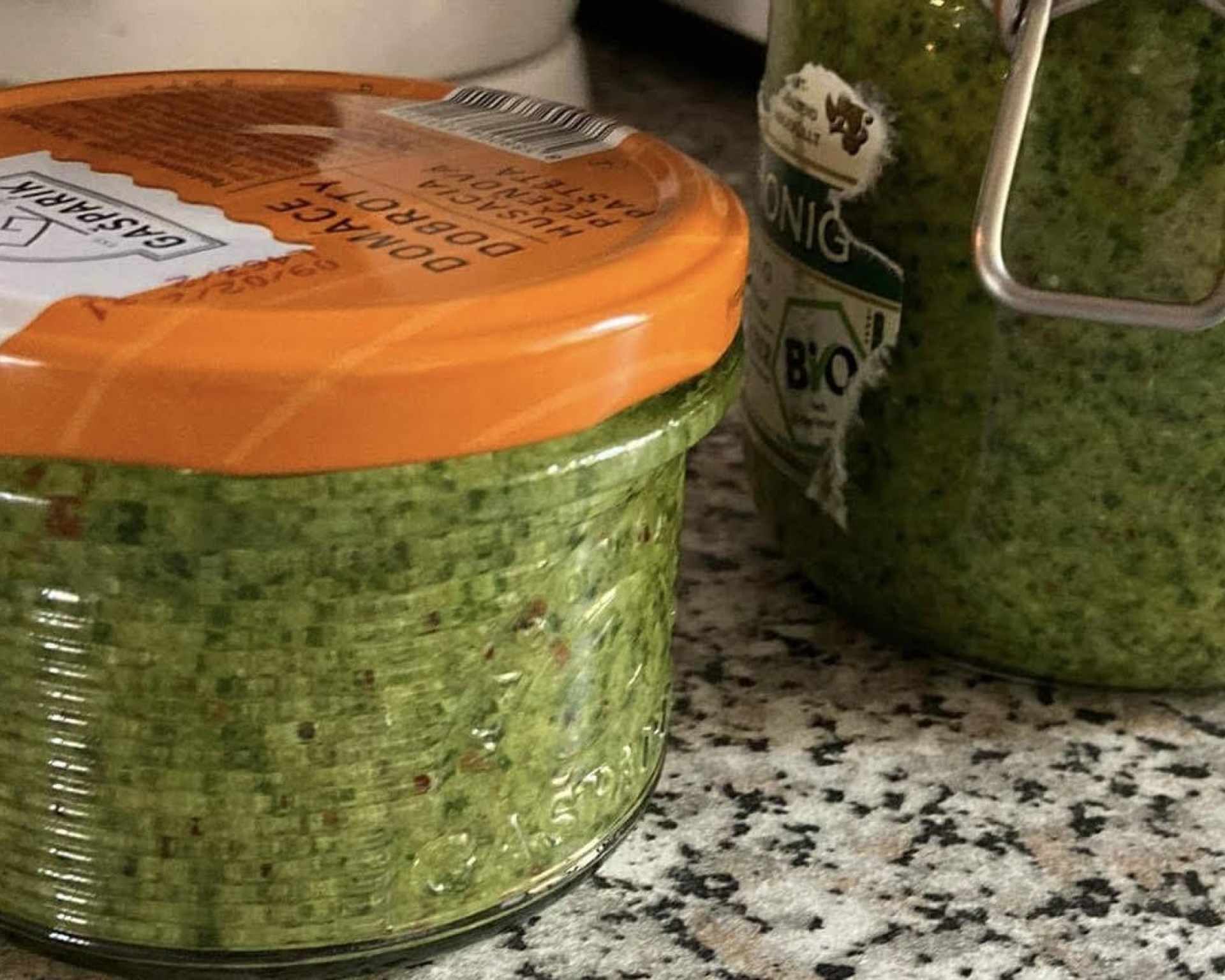 Hotové pesto v pohári