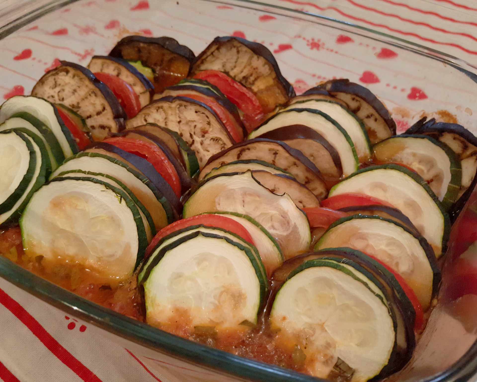 Upečená zelenina - cuketa, baklažán a paradajky s paradajkovou omáčkou v zapekacej mise