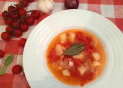 Červená polievka z paradajok, papriky a zemiakov