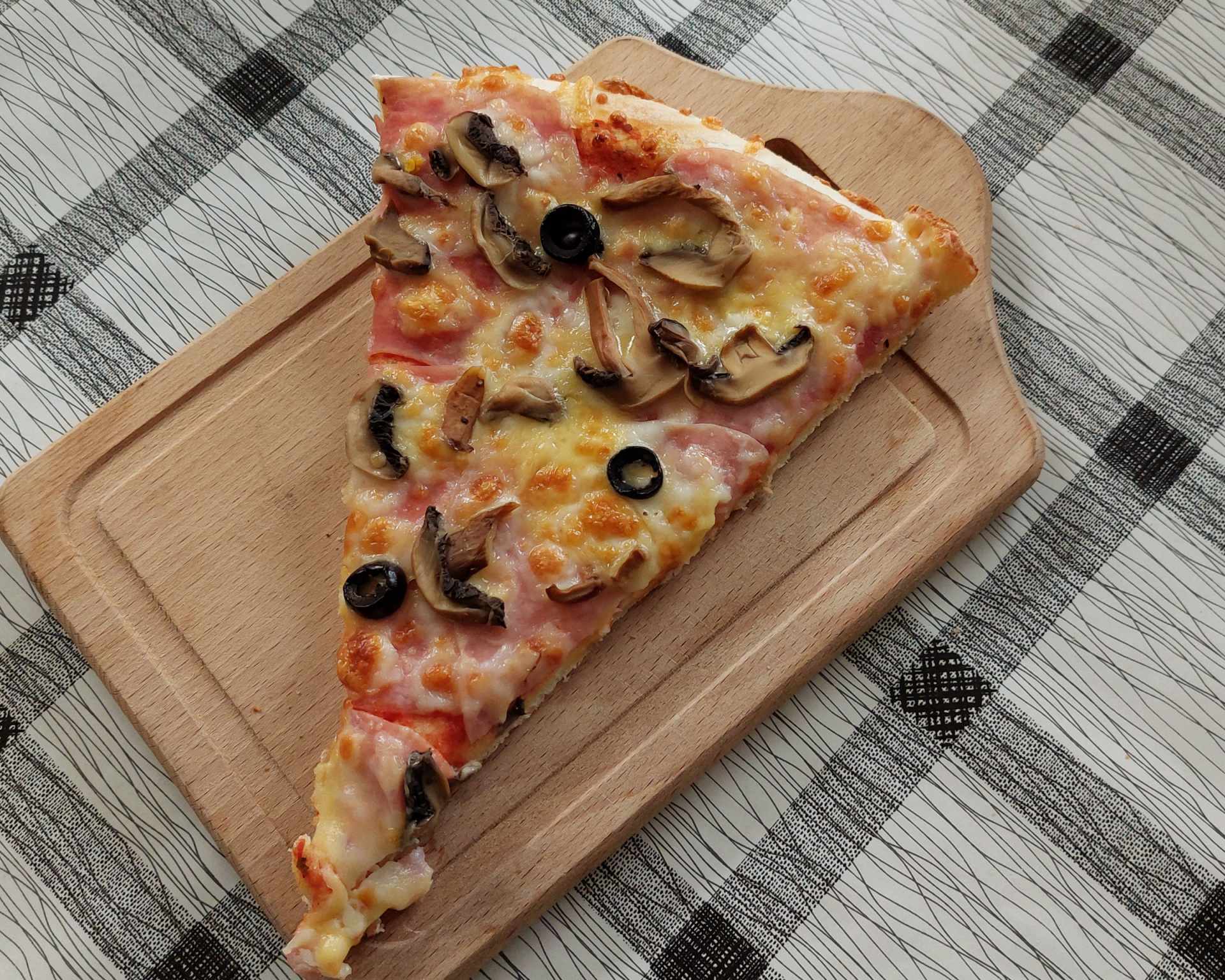 Šampiňónová pizza so šunkou, olivami, mozzarellou a ricottou