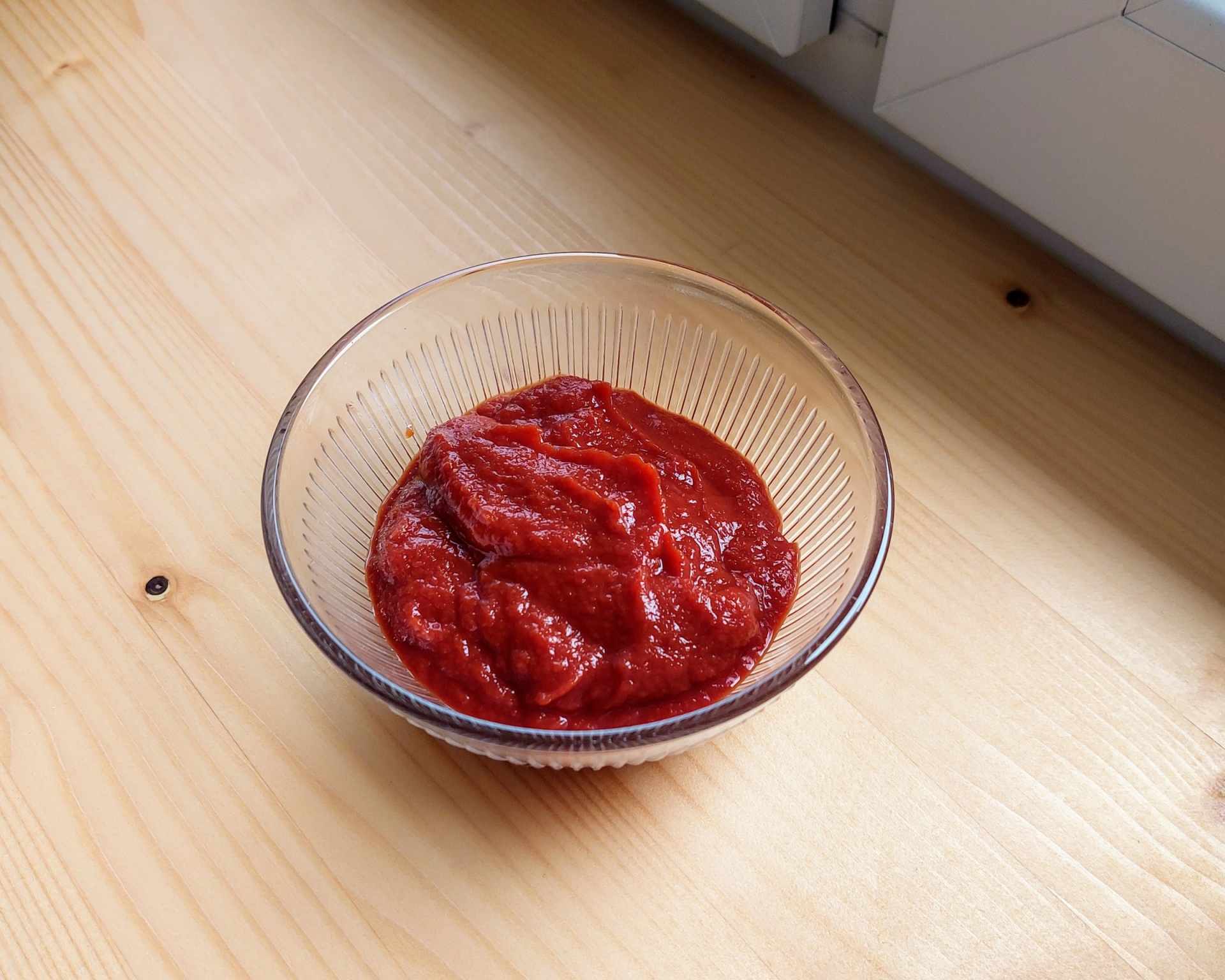 Pretlak z paradajok domáci v sklenenej miske
