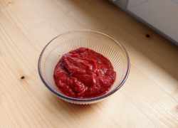 Pretlak z paradajok domáci v sklenenej miske