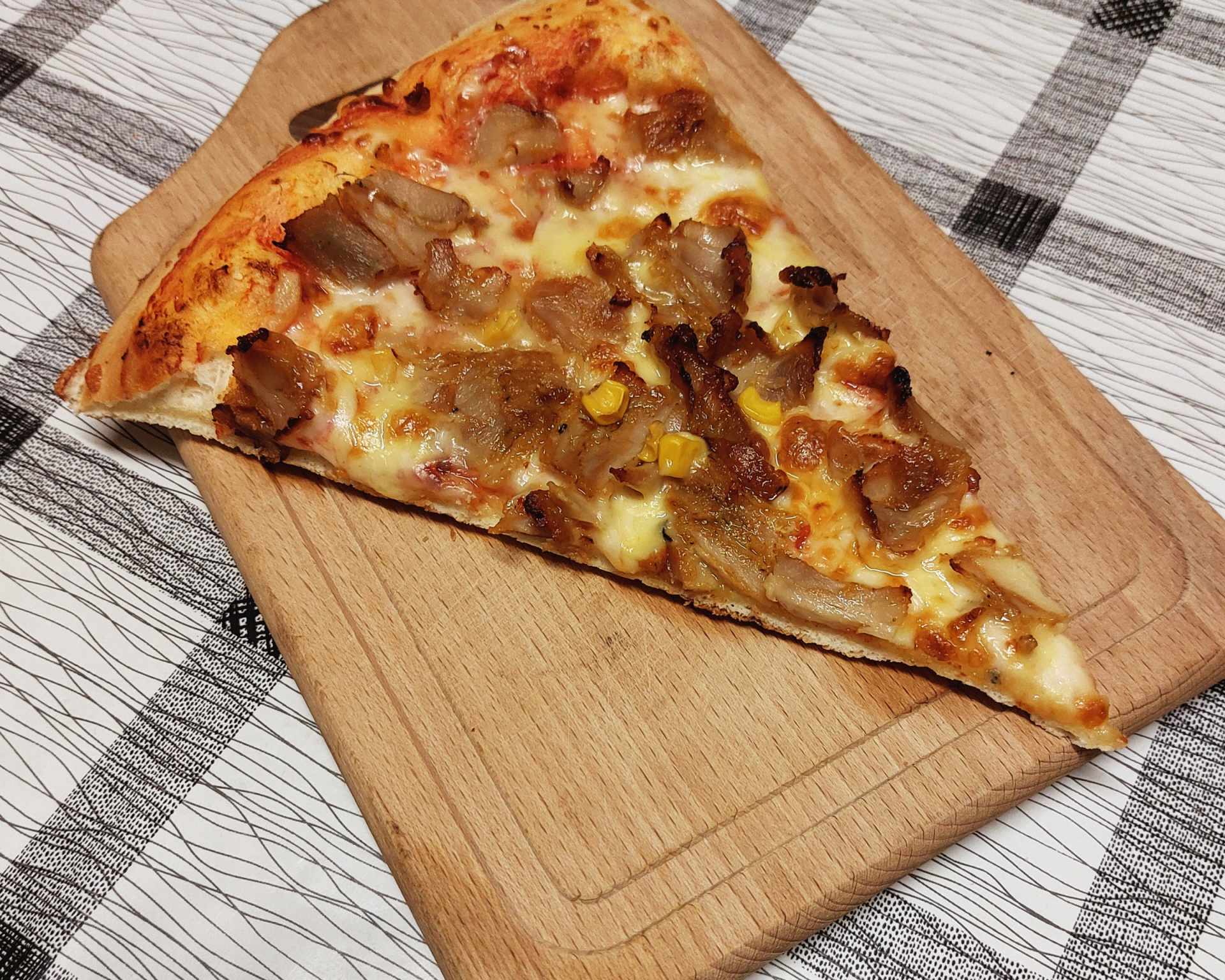 Pizza s morčacím mäsom, syrom a kukuricou