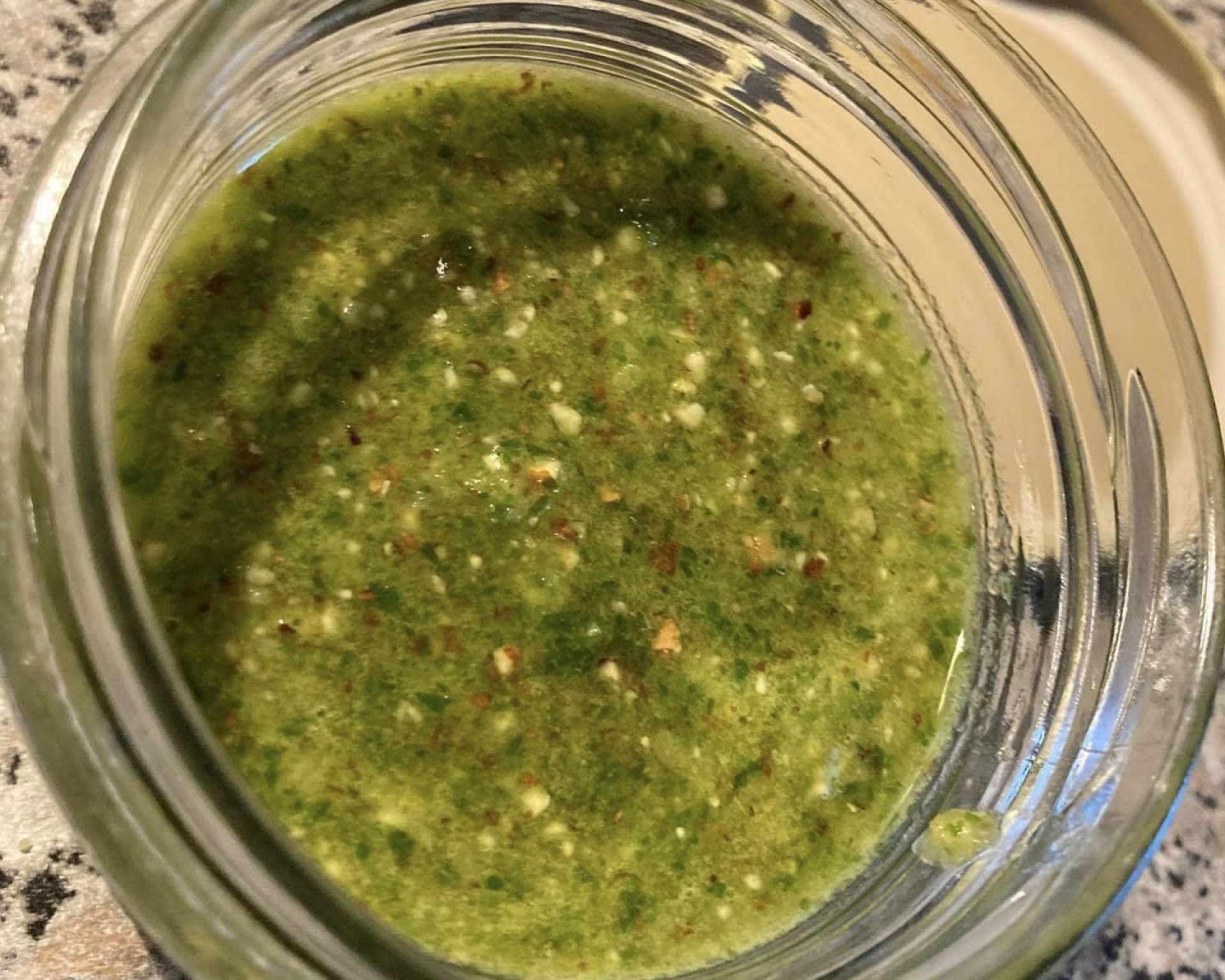 Hotové bazalkové pesto s vlaškými orechami a arašidmi