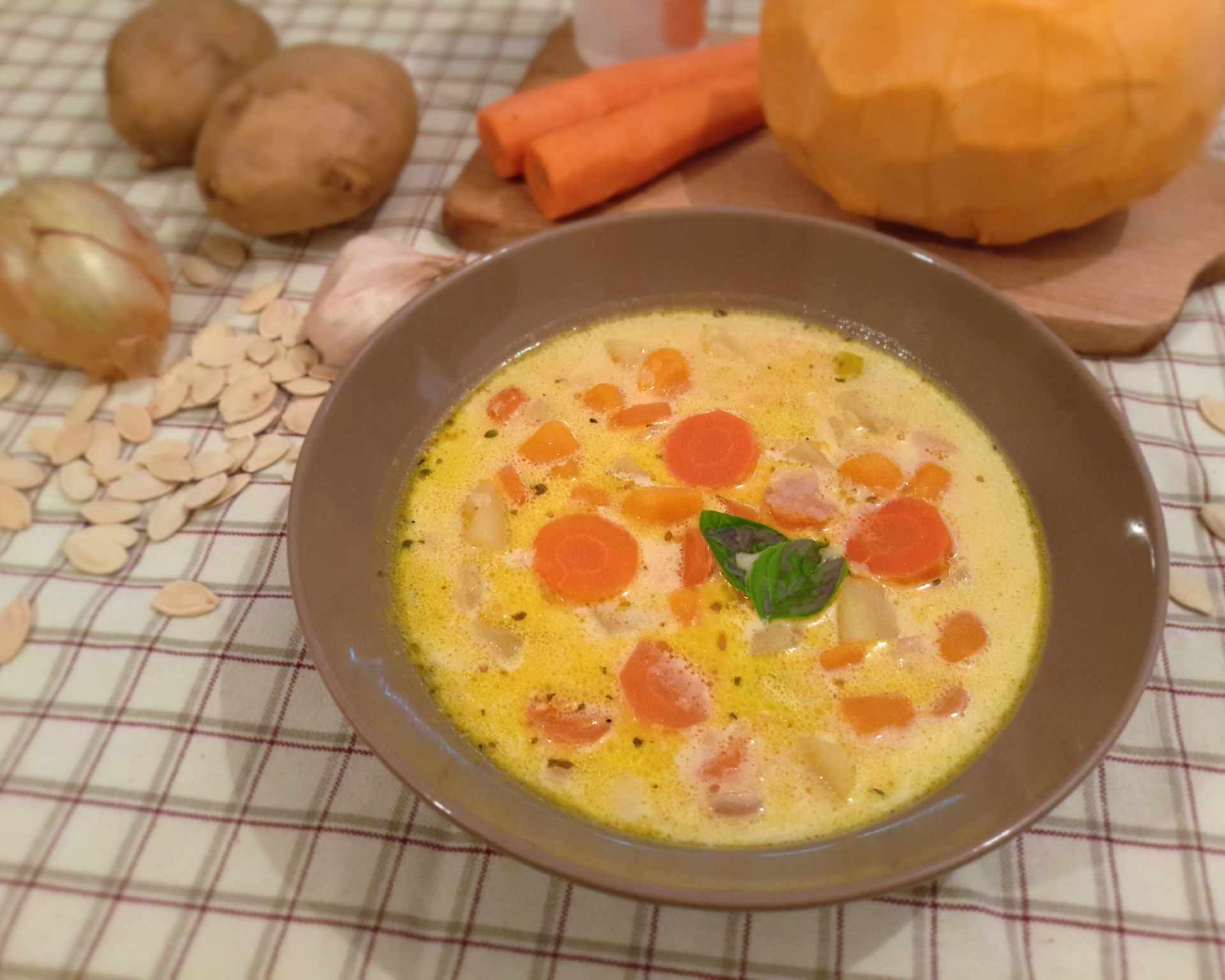Smotanová polievka s mrkvou, oranžovou tekvicou, červenou šošovicou a zemiakmi