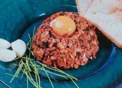 Tatarsky biftek z hub, vajec, cesnaku a pažitky