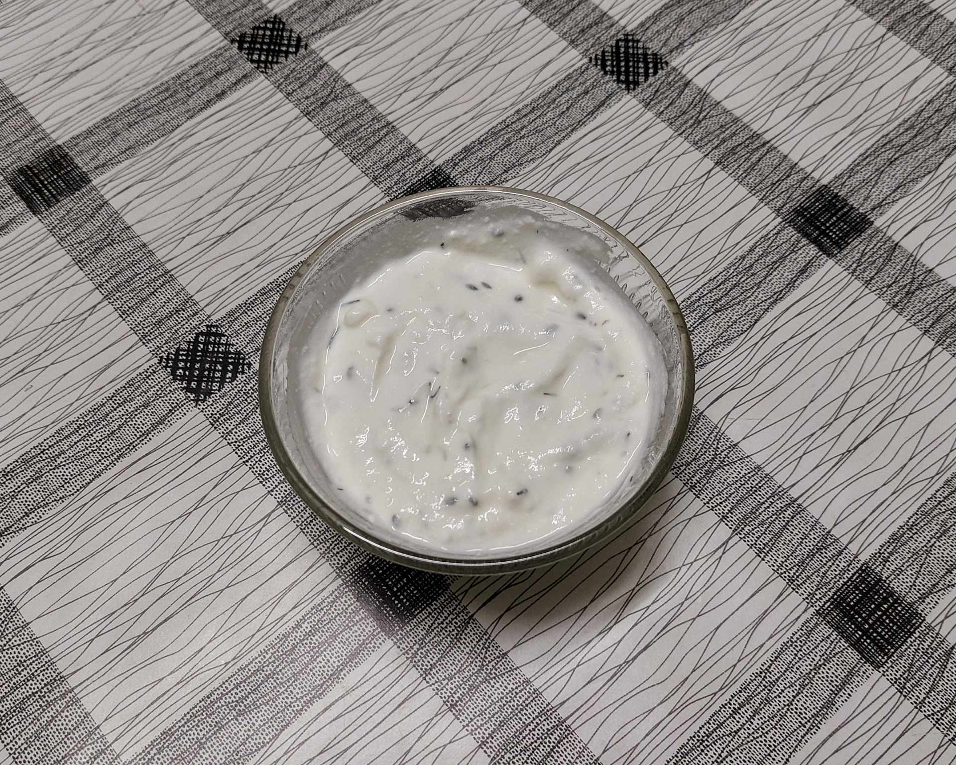 Vegánsky dip tzatziki z kôpru, uhorky, cesnaku