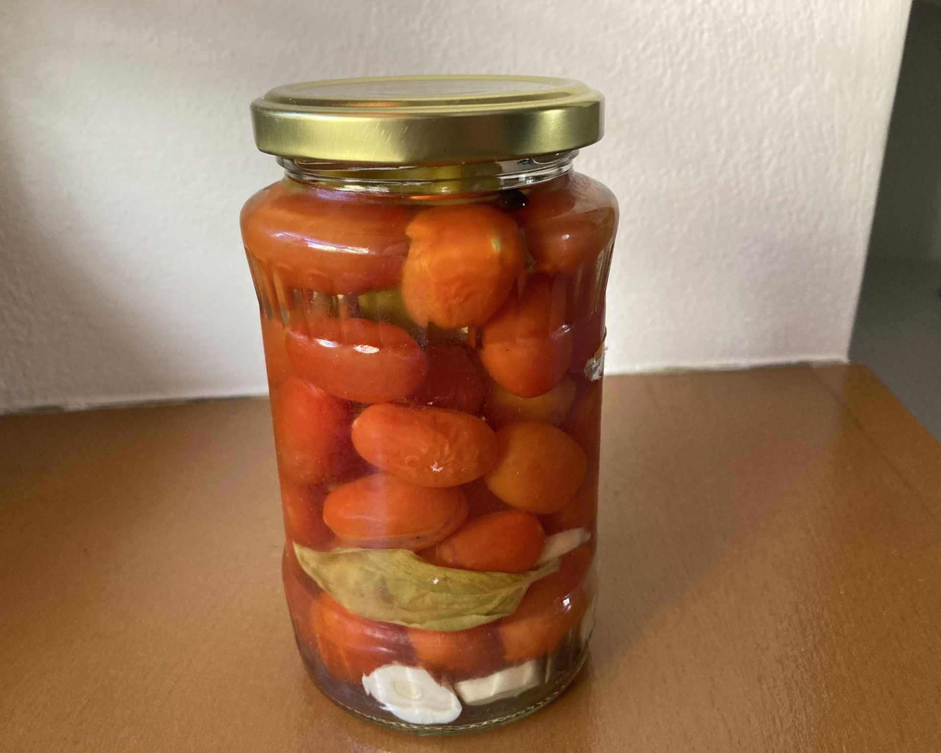 Hotové zavarené cherry paradajky