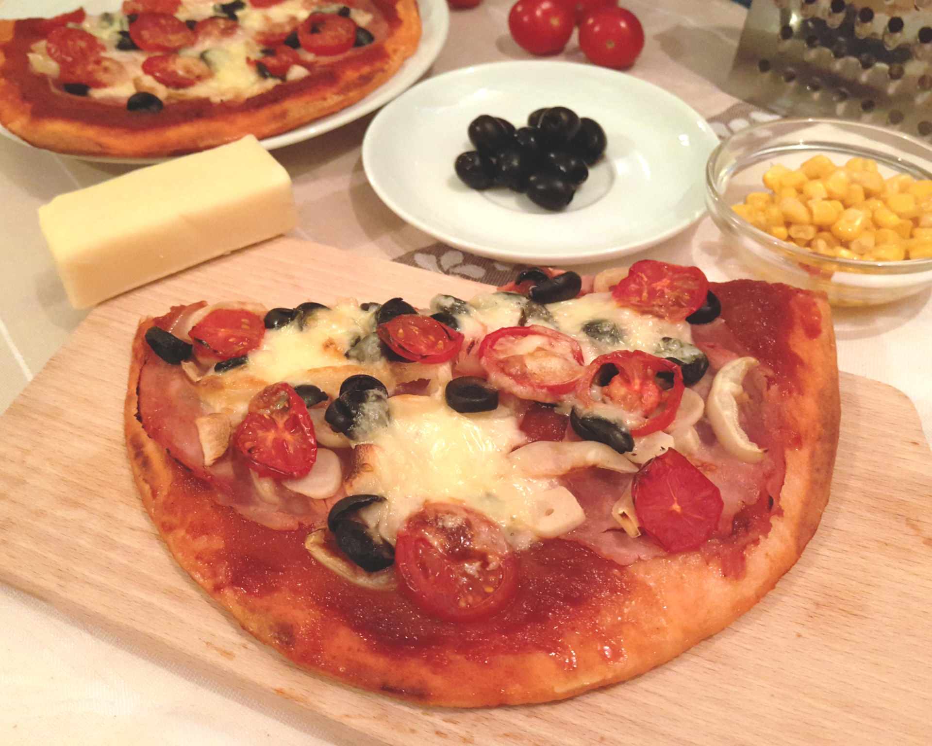 Polotovarová pizza, paradajkový základ, paprikovo-šunkovo-olivová so syrom