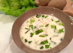 Smotanová polievka so šalátom, zemiaky a kôpor