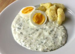 Omáčka s kôprom, vajcom na tvrdo a zemiakmi