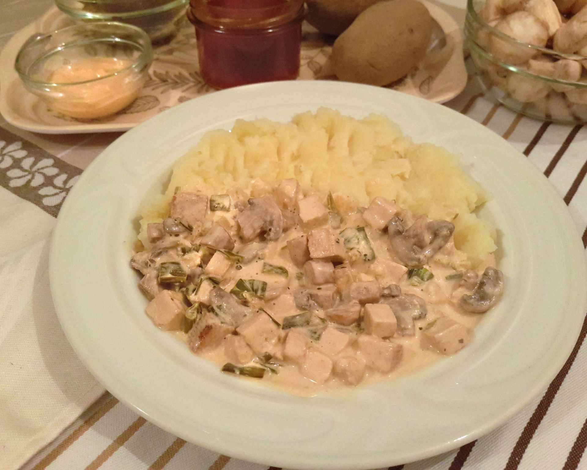 Tofu smotanový stroganov so šampiňónmi, kyslými uhorkami a zemiaková kaša s pórom