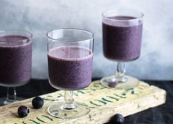 Tri poháre so smoothie a čučoriedky