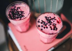 Dva poháre so smoothie a čučoriedkami navrchu