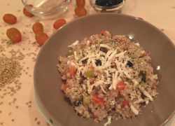 Pohánkové rizoto s cuketou, paradajkami a olivami posypané feta syrom a konopnými semienkami