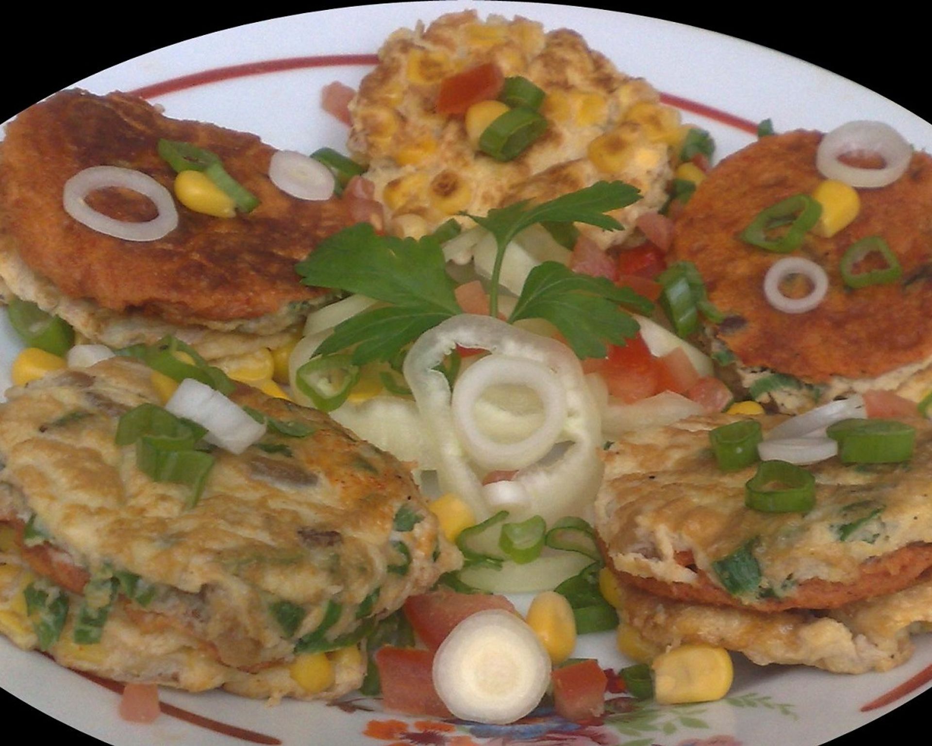 Malé omelety s cibuľou a kukuricou
