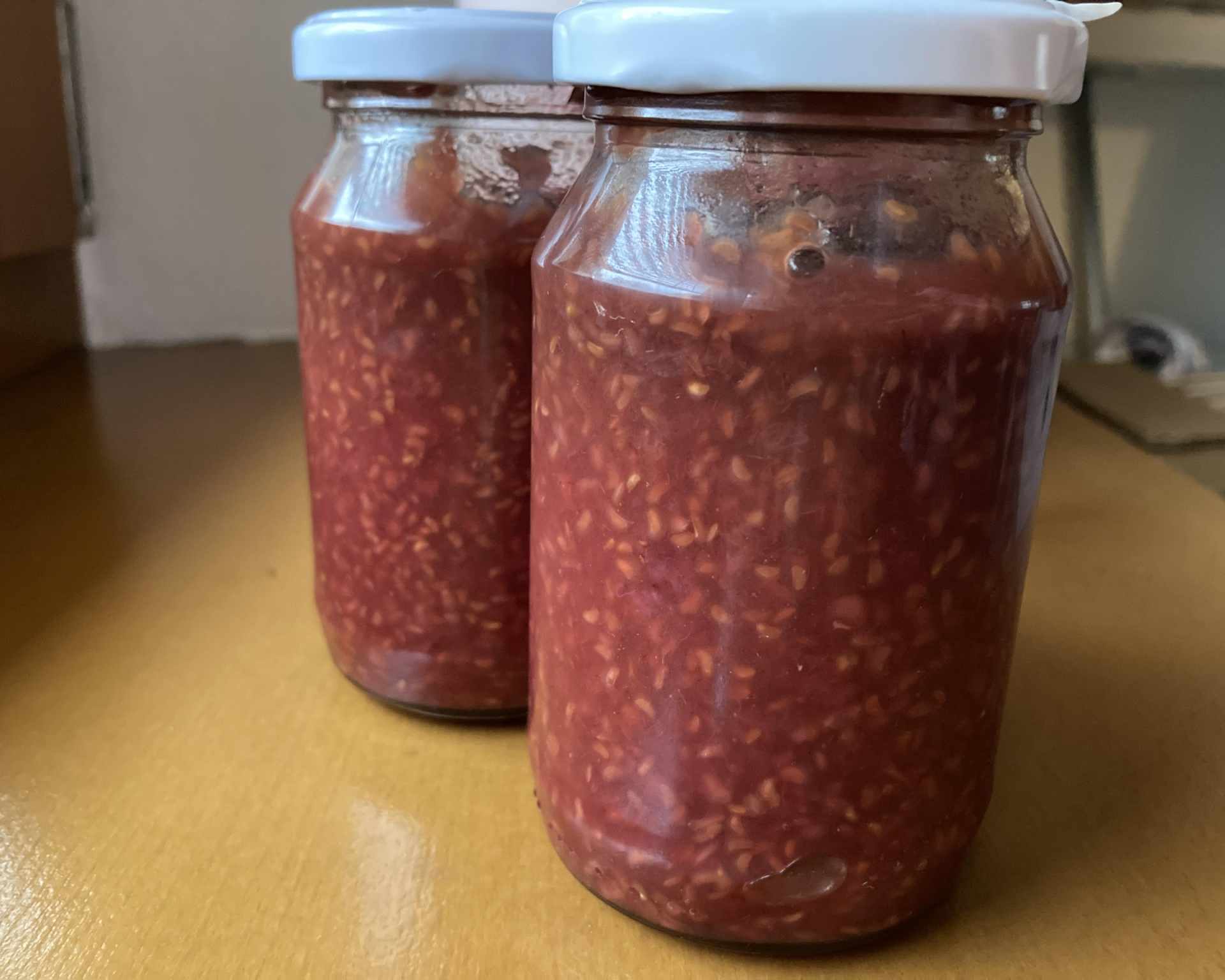 Hotový jahodovo-malinový džem