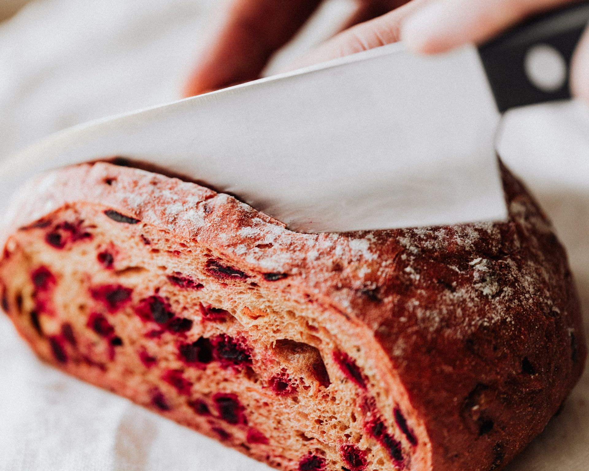 Nôž krájajúci chlieb s červenou repou