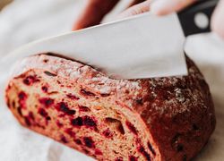 Nôž krájajúci chlieb s červenou repou