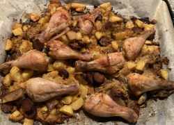 Hotové kuracie stehná na kyslej kapuste a zemiakoch
