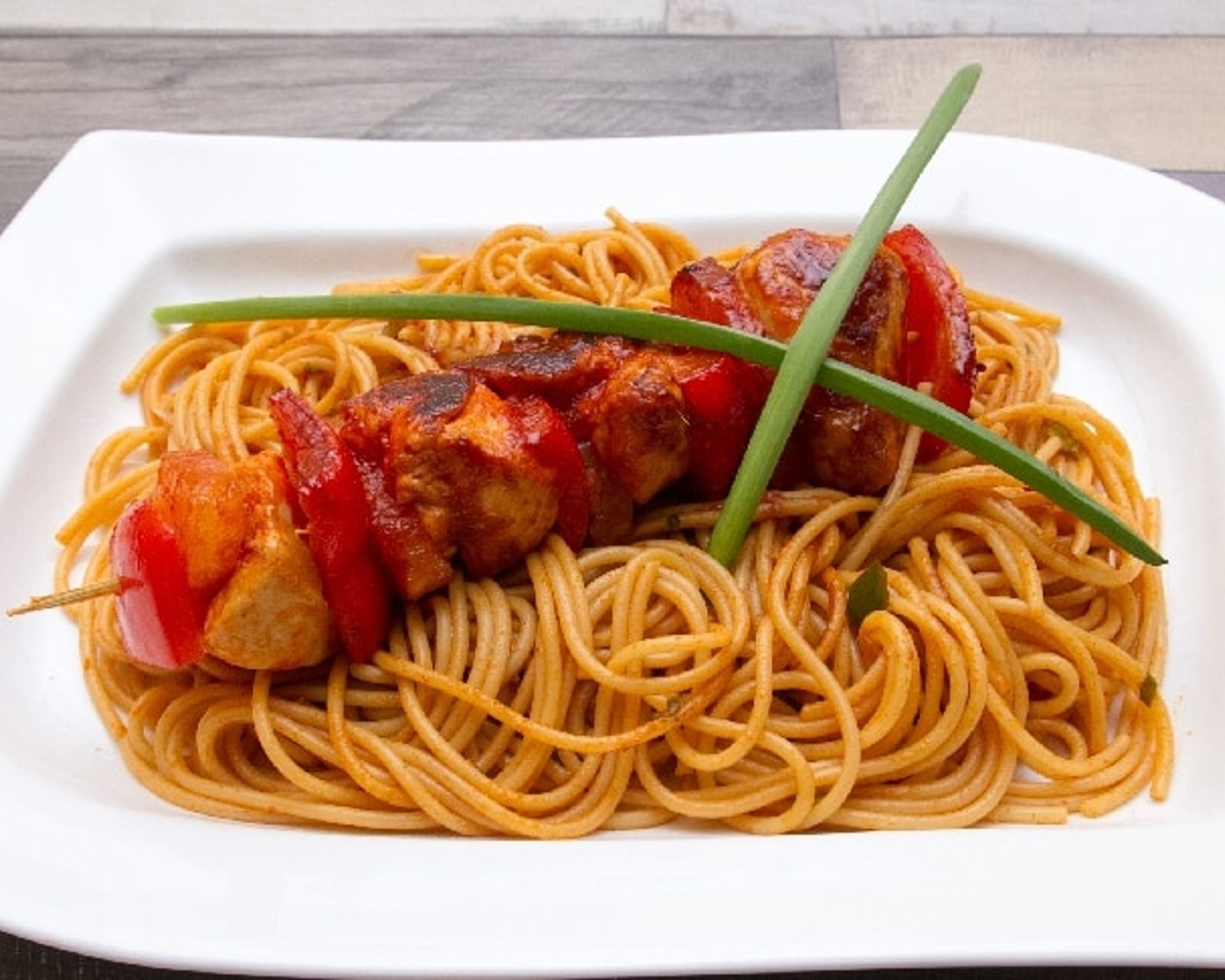 Špagety pod kuracím mäsom na špajdli s červenou omáčkou