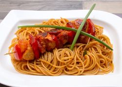 Špagety pod kuracím mäsom na špajdli s červenou omáčkou