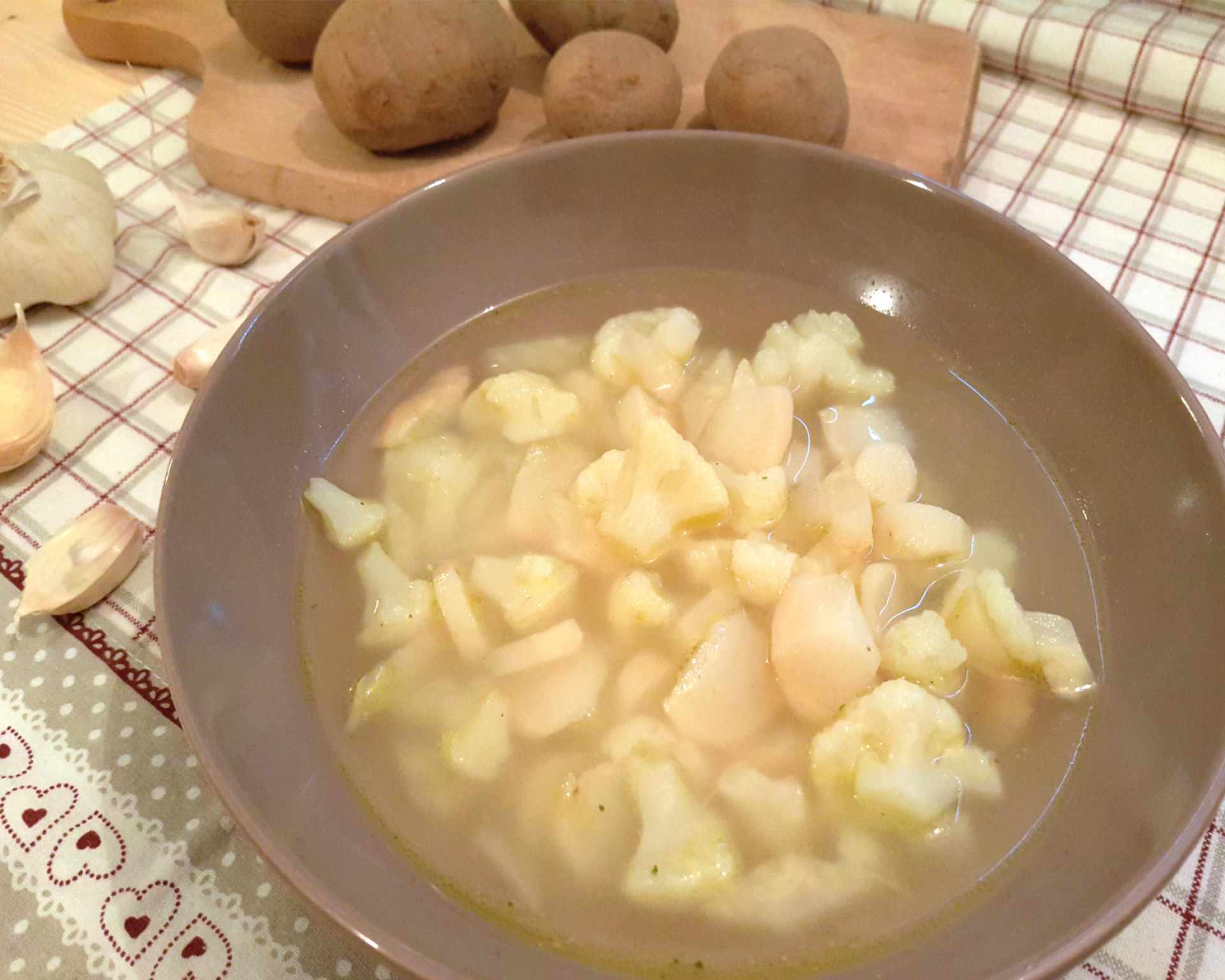 Biela polievka z karfiolu, zeleru a petržlenu so zemiakmi
