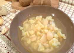 Biela polievka z karfiolu, zeleru a petržlenu so zemiakmi