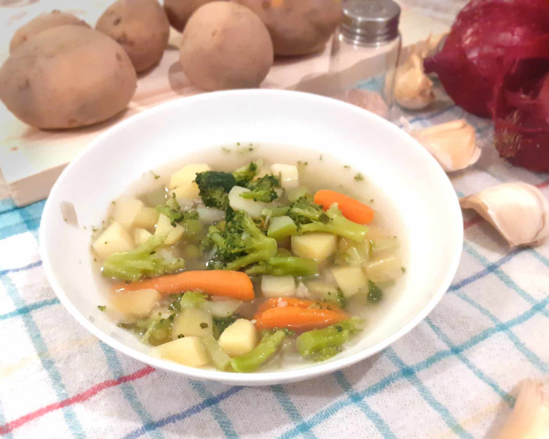 Zelená zdravá polievka - zemiaky, brokolica, mrkva