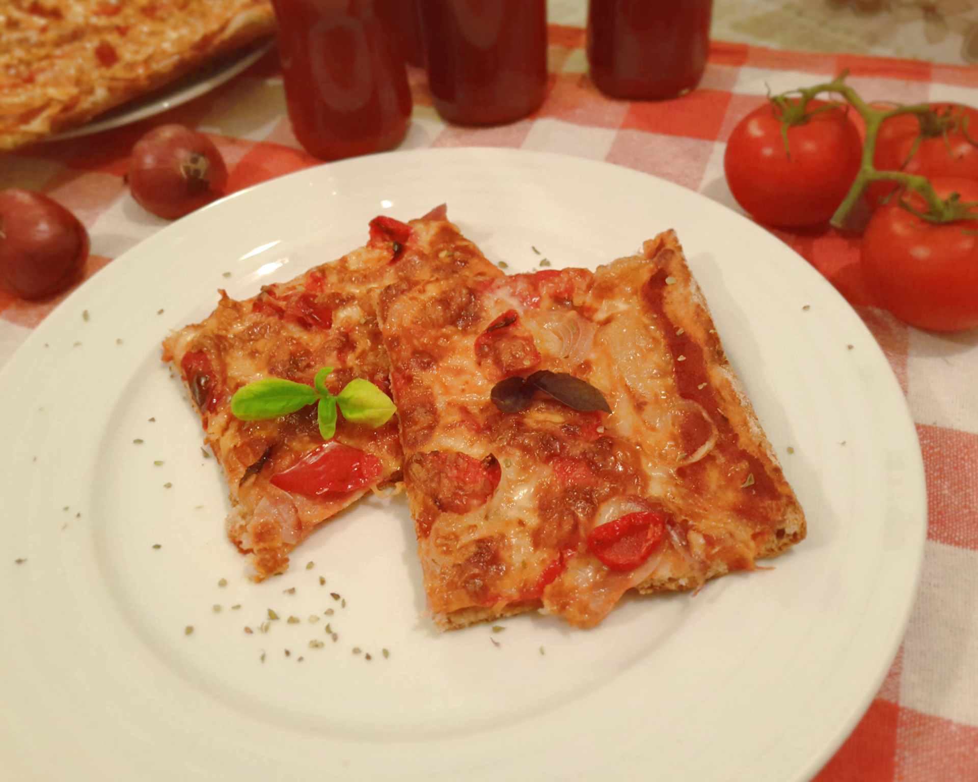 Ohnivá pálivá pizza so šunkou a kečupom