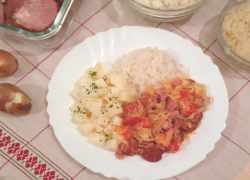 Pečená klobása, údené mäso, kyslá kapusta, kápia s varenými zemiakmi a dusenou ryžou