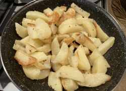 Hotové opekané zemiaky s rascou a cesnakom