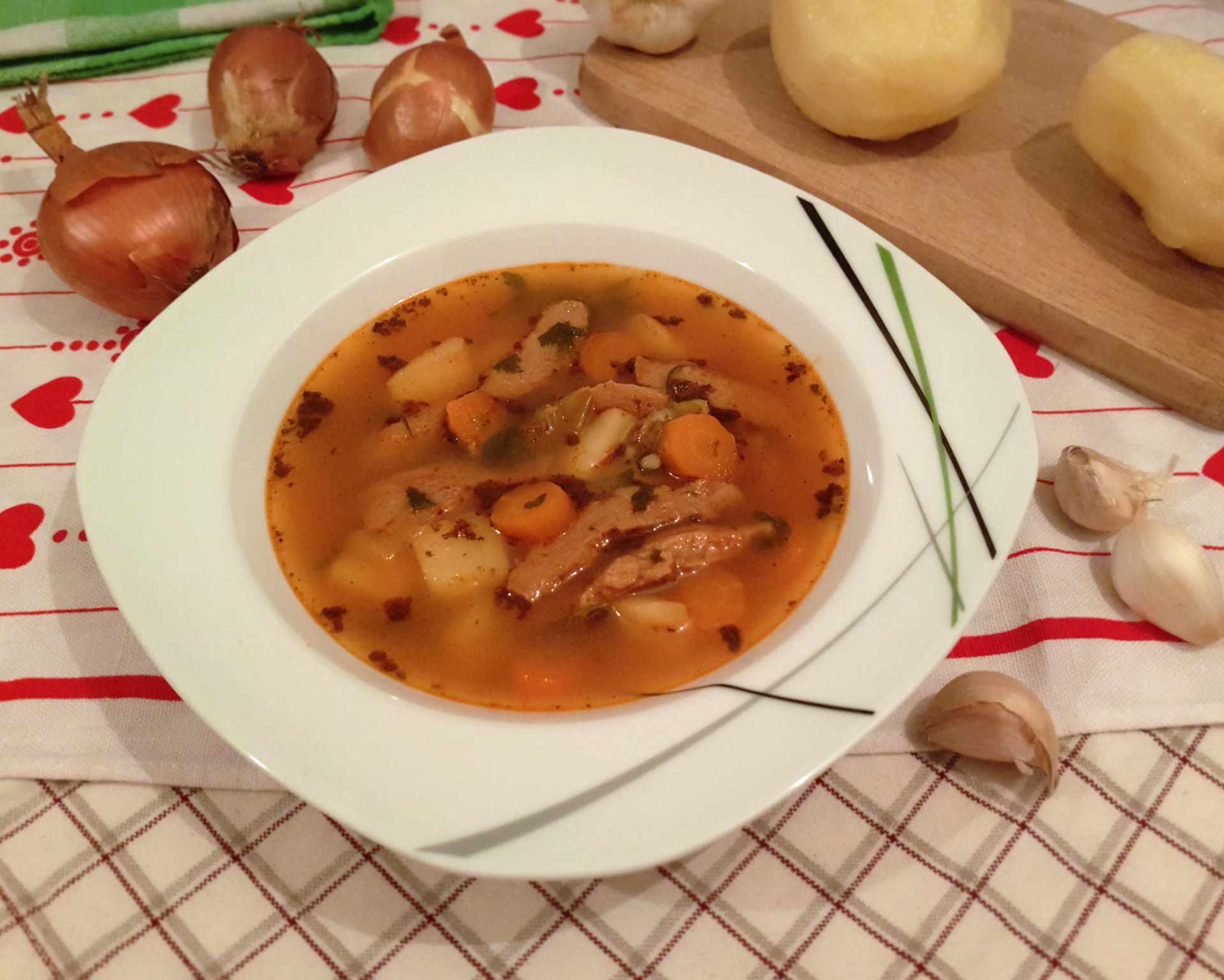 Vegánska polievka držková so sójovými plátkami, zemiakmi a mrkvou