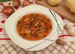 Vegánska polievka držková so sójovými plátkami, zemiakmi a mrkvou