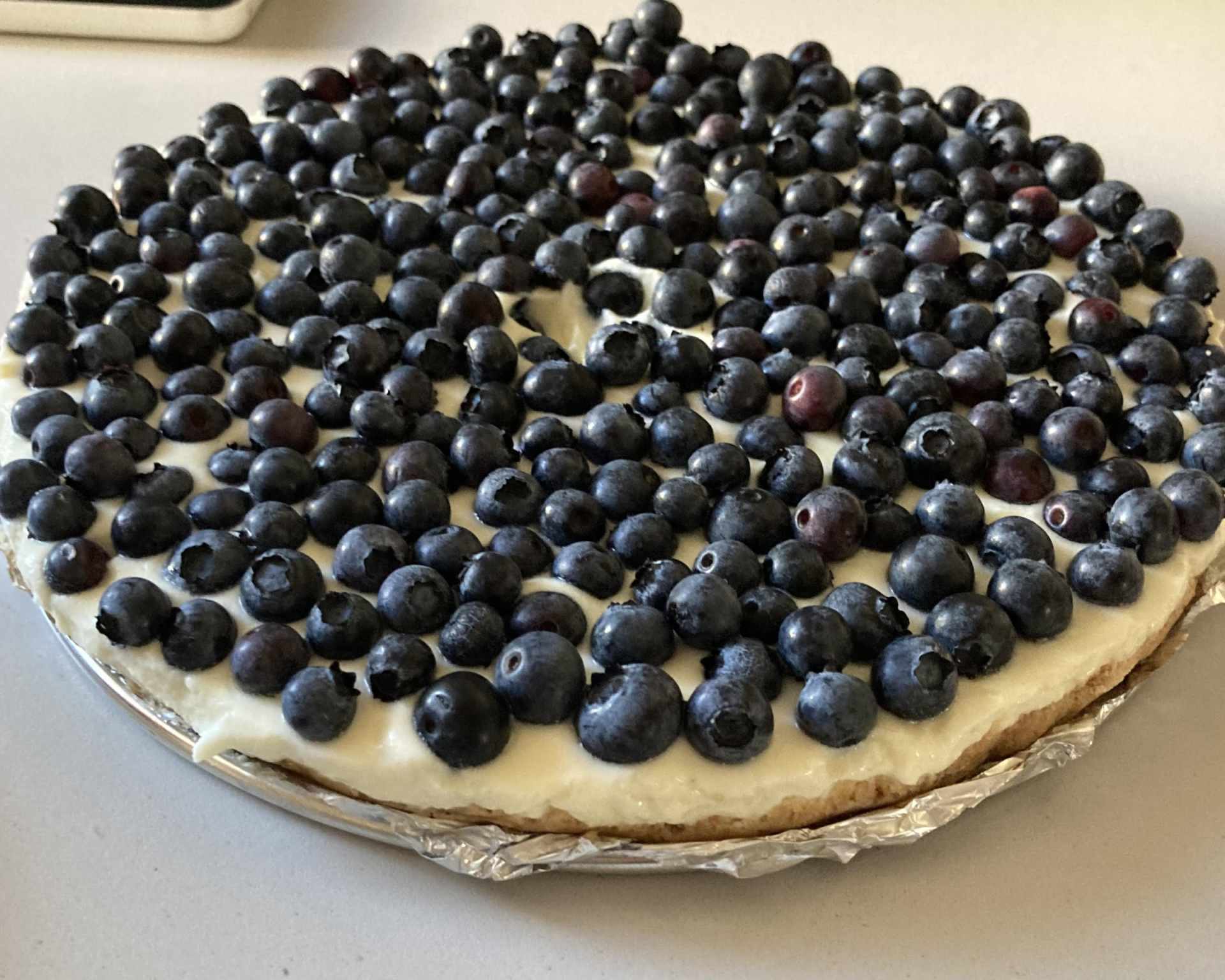 Hotová tvarohová nepečená čučoriedková torta