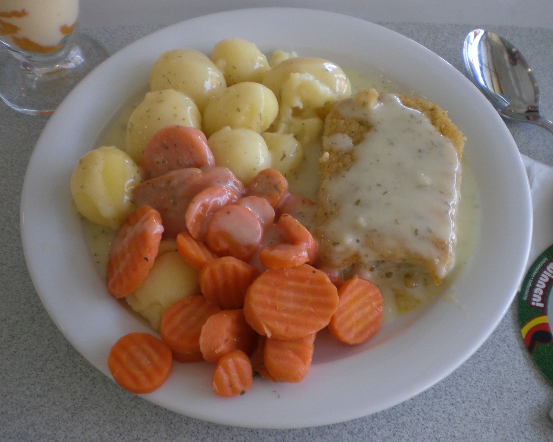 Rybie filé s kôprovou omáčkou, varenými zemiakmi a mrkvou