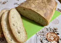 Hotový domáci hrnčekový chlieb aj s odkrojenými krajcami