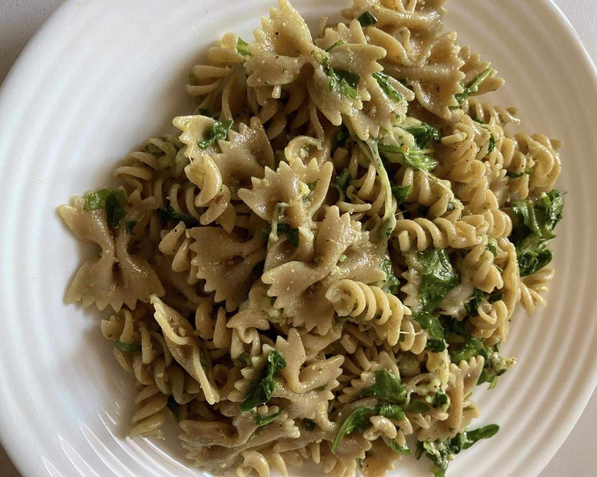 Hotové celozrnné fusilli a mašličky so syrom, orechami a medvedím cesnakom