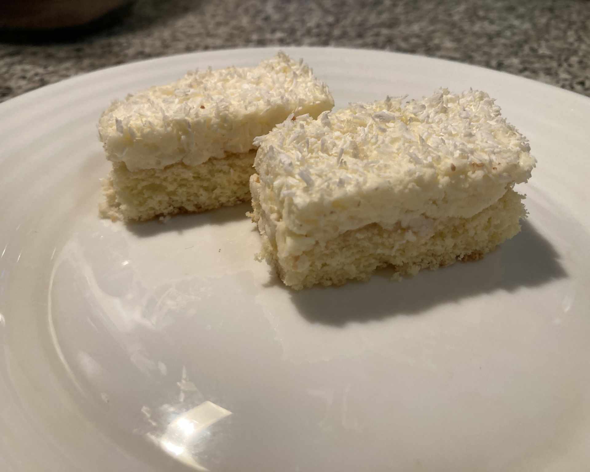 Hotové rafaello rezy, kokosové koláče na bielom tanieri